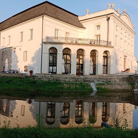 Palac W Kurozwekach Kurozweki Bagian luar foto